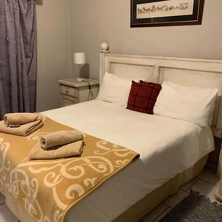 Hotel Pension Casa Africana Windhoek Esterno foto