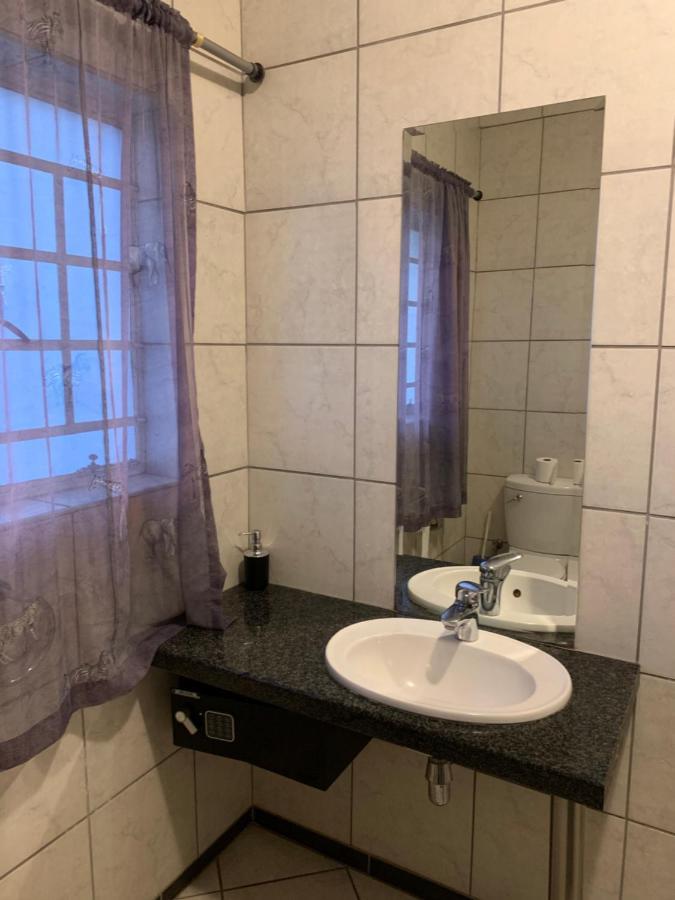 Hotel Pension Casa Africana Windhoek Esterno foto