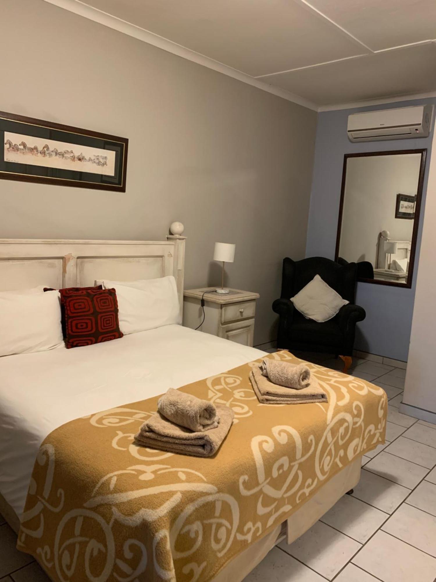 Hotel Pension Casa Africana Windhoek Esterno foto